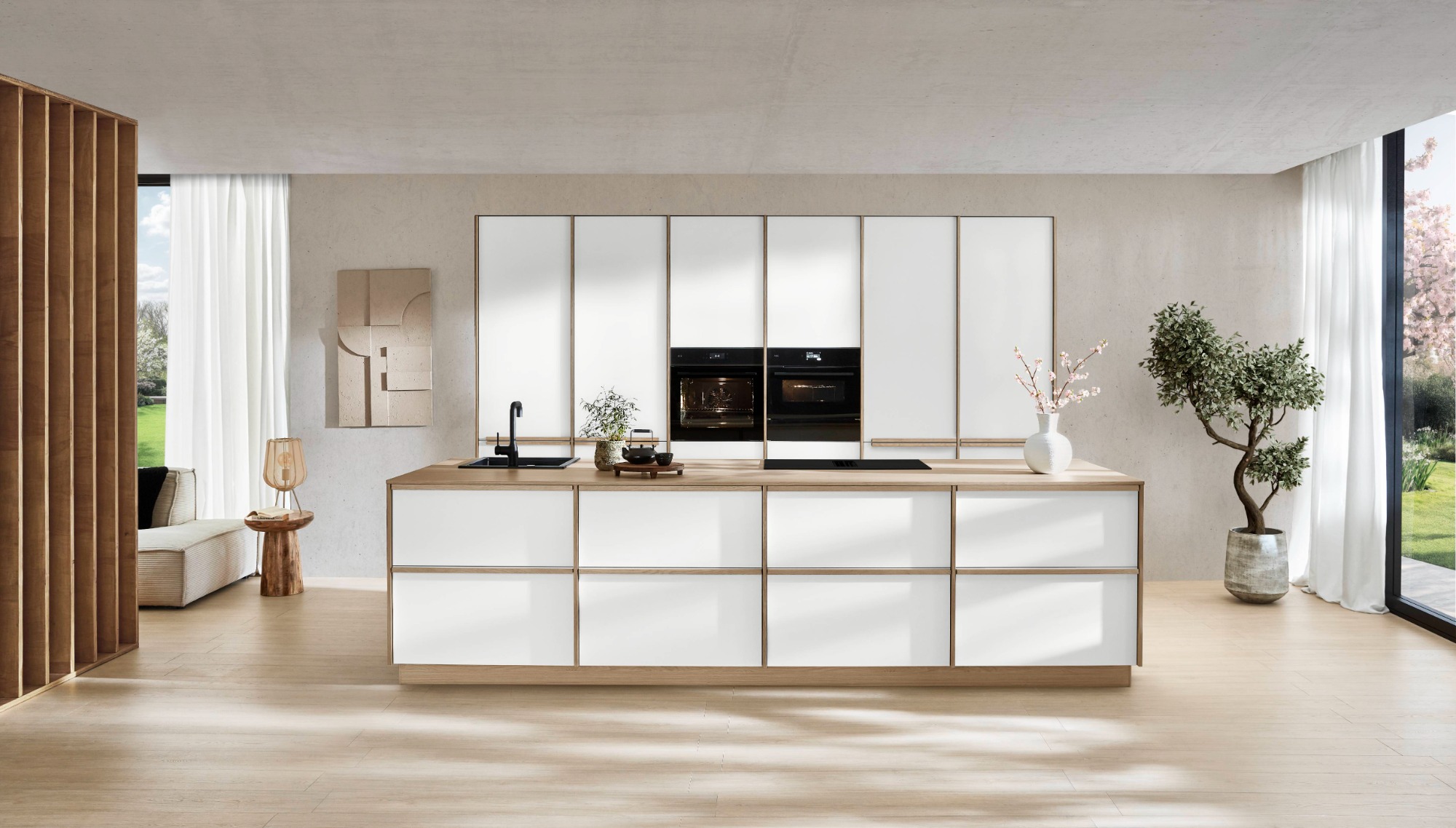 Moderne, helle Küche mit Holzdetails und großen Fenstern für natürliches Licht.